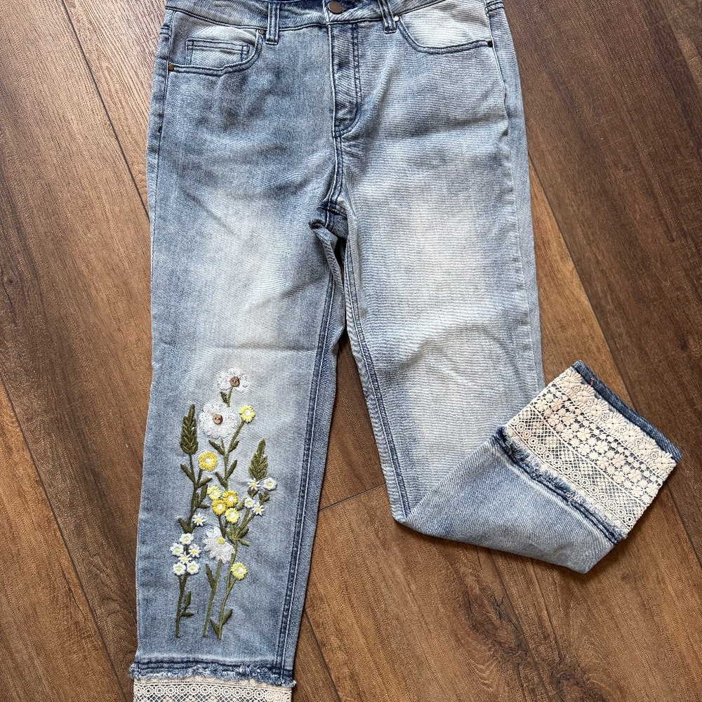 Coldwater Creek Embroidered Flower Jeans Size 6